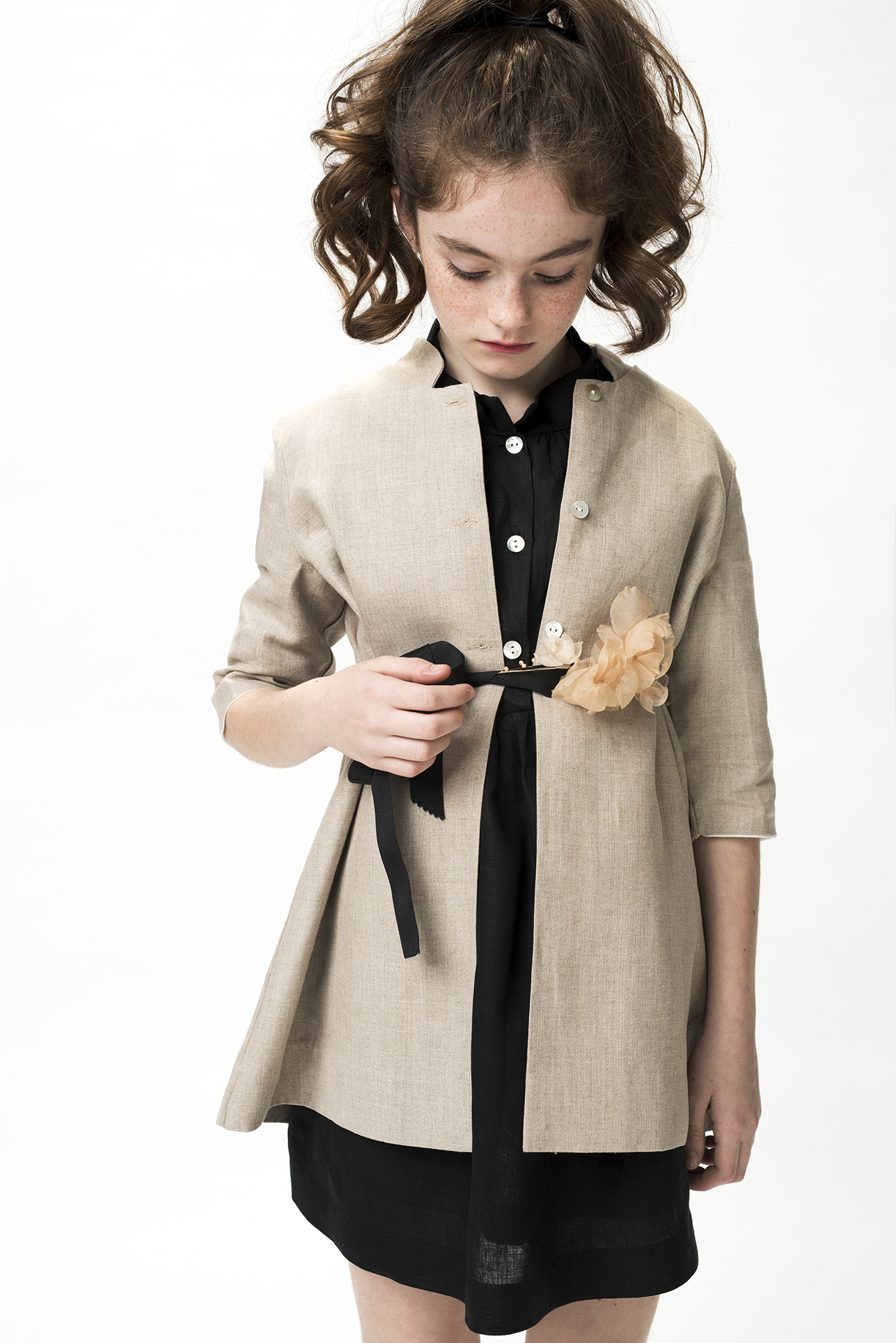 LOOKBOOK-TOBI-CARRASCO-INFANTIL MODA SOBRE FONDO BLANCO EN ESTUDIO